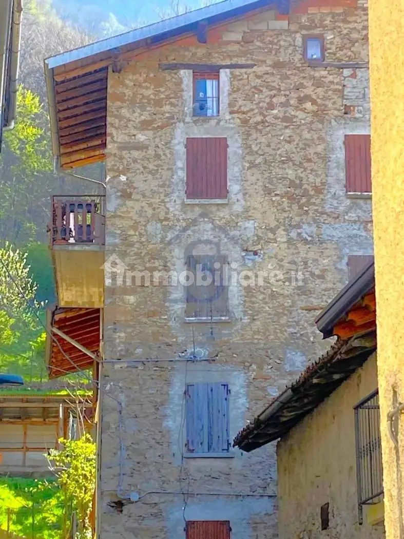 Appartamento in vendita a Parlasco