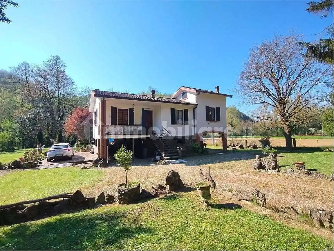 Villa in vendita a Gropparello