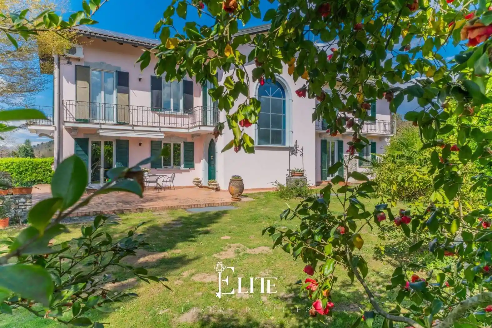 Villa in vendita a Sesto Calende