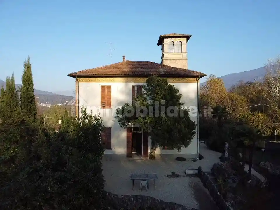 Villa in vendita a Cunardo