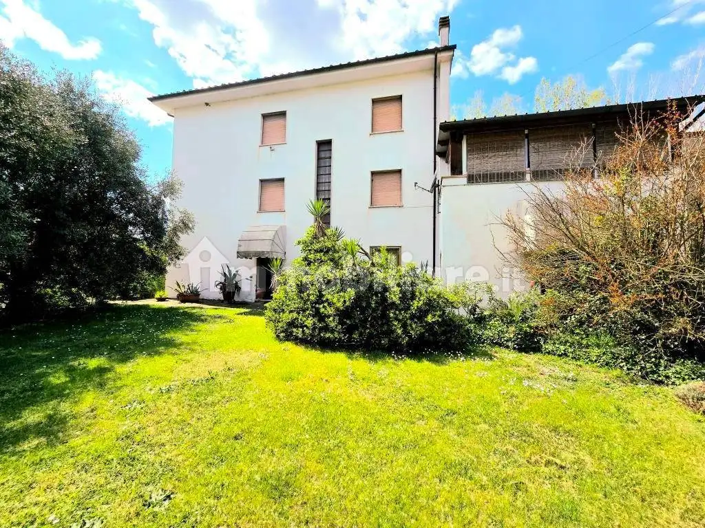 Casa indipendente in vendita a Lucca