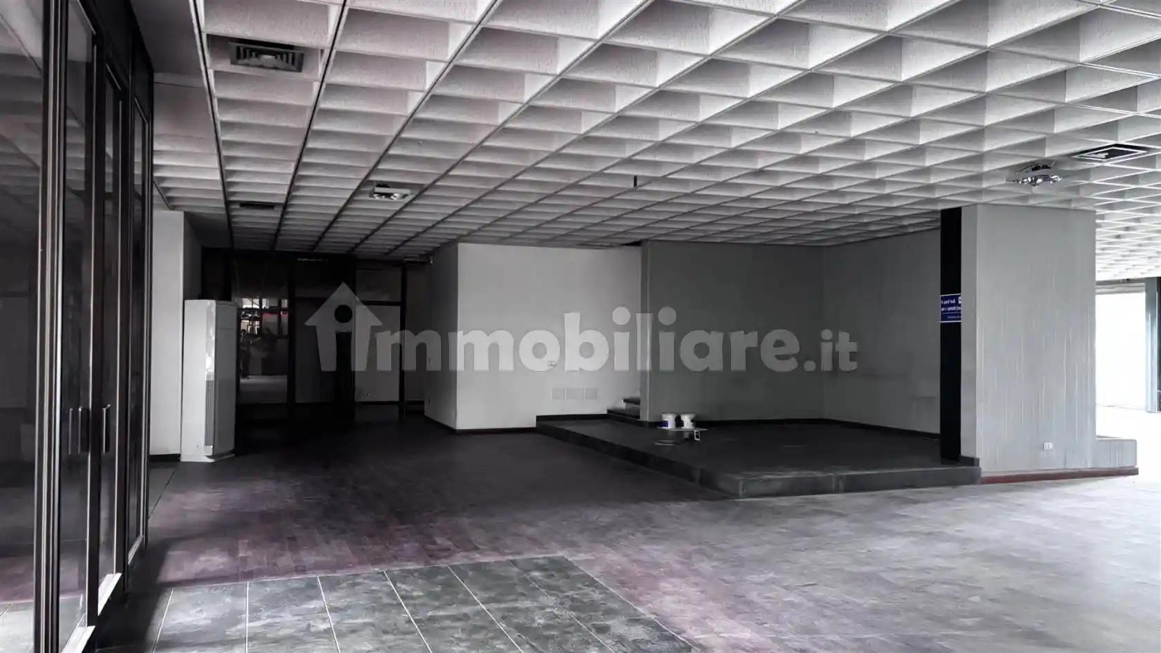 Palazzo - Edificio in Affitto - foto 4