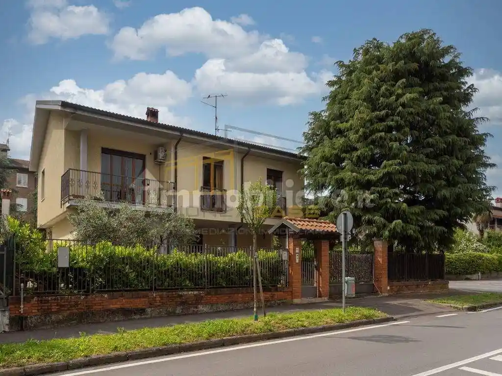 Villa in vendita a Roncello