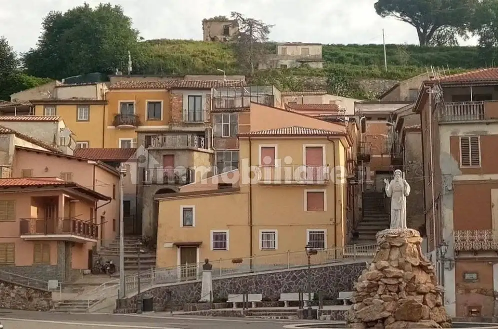 Terratetto unifamiliare piazza Dante Alighieri 17, Amato