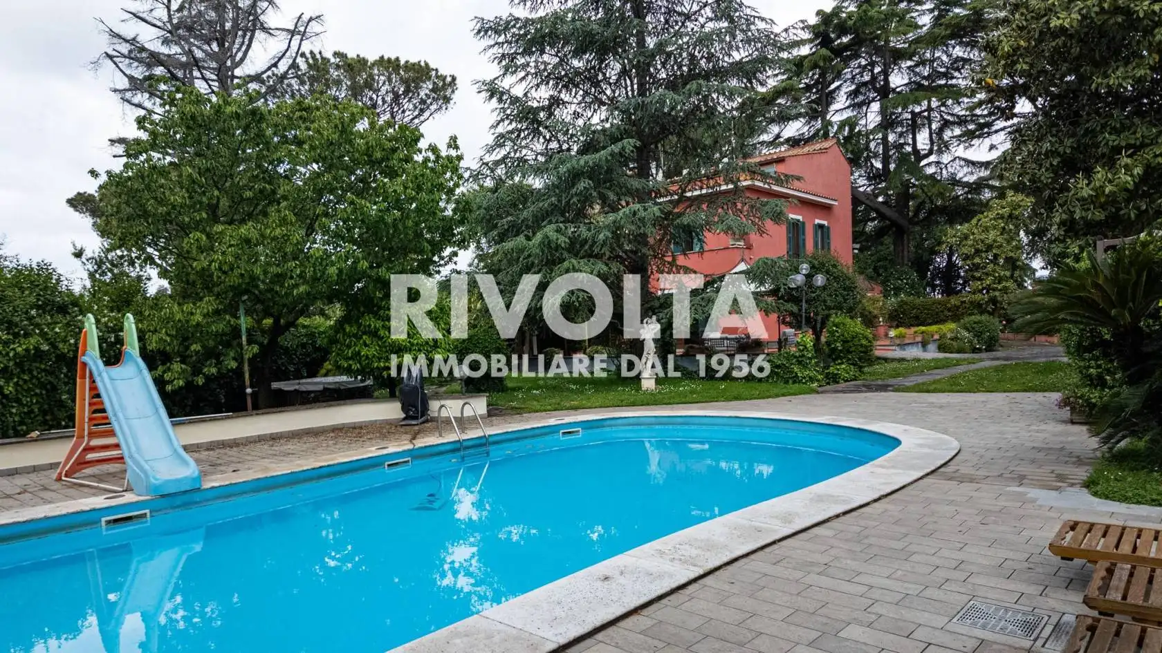 Villa bifamiliare in vendita a Roma