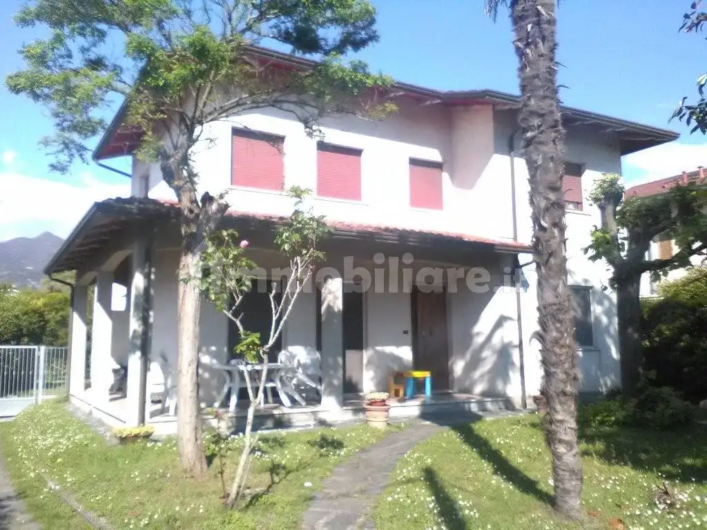 Villetta a schiera in affitto a Montignoso