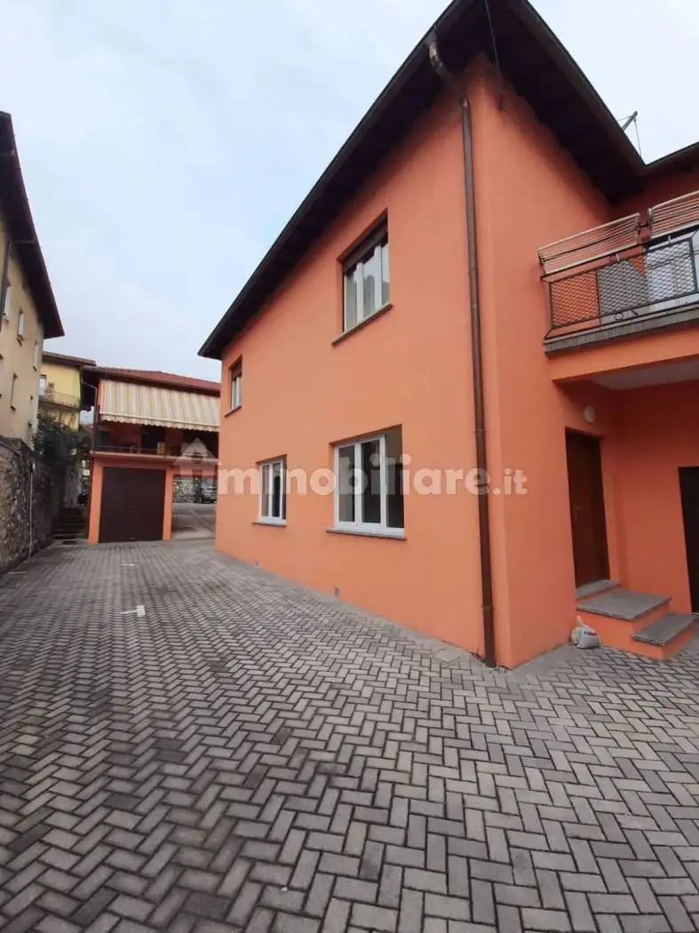 Appartamento in affitto a Dongo