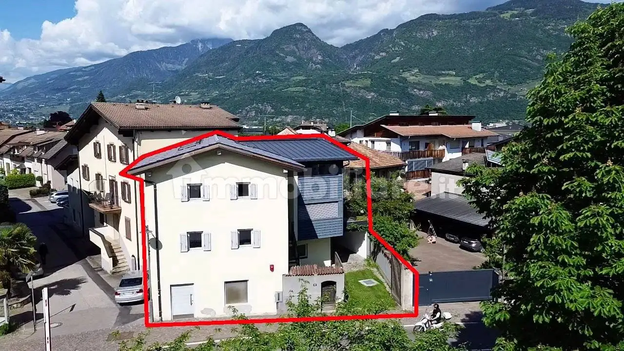 Palazzo - Edificio in vendita a Lana