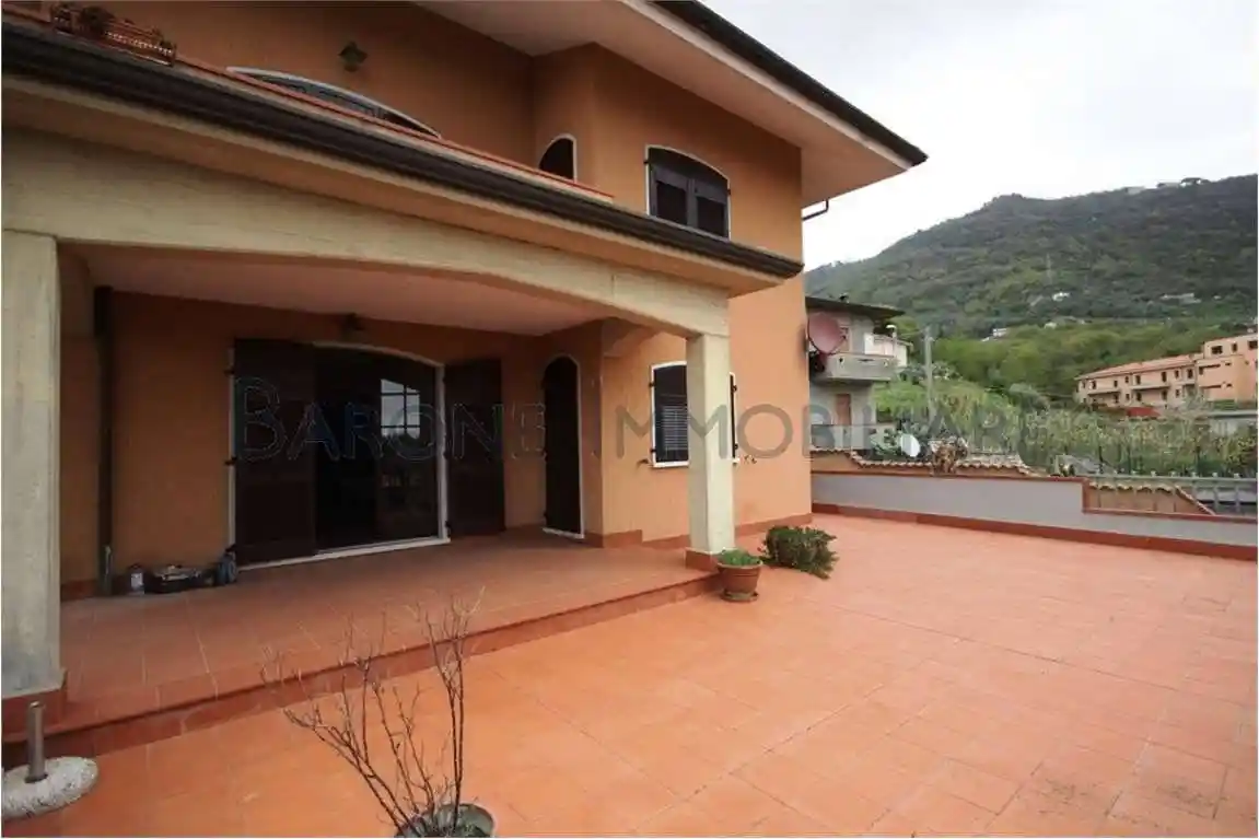 Villa in vendita a Carrara