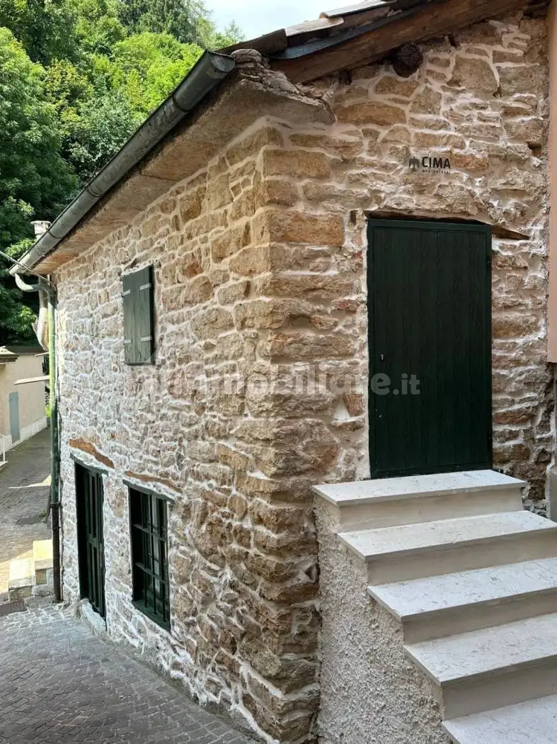 Casa indipendente in vendita a Ferrara di Monte Baldo