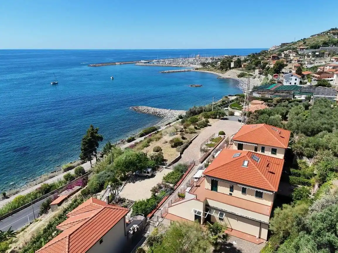 Appartamento in vendita a Cipressa