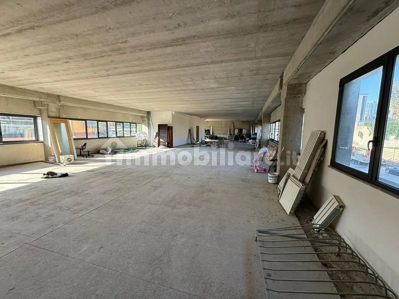 Palazzo - Edificio in affitto a Pomezia