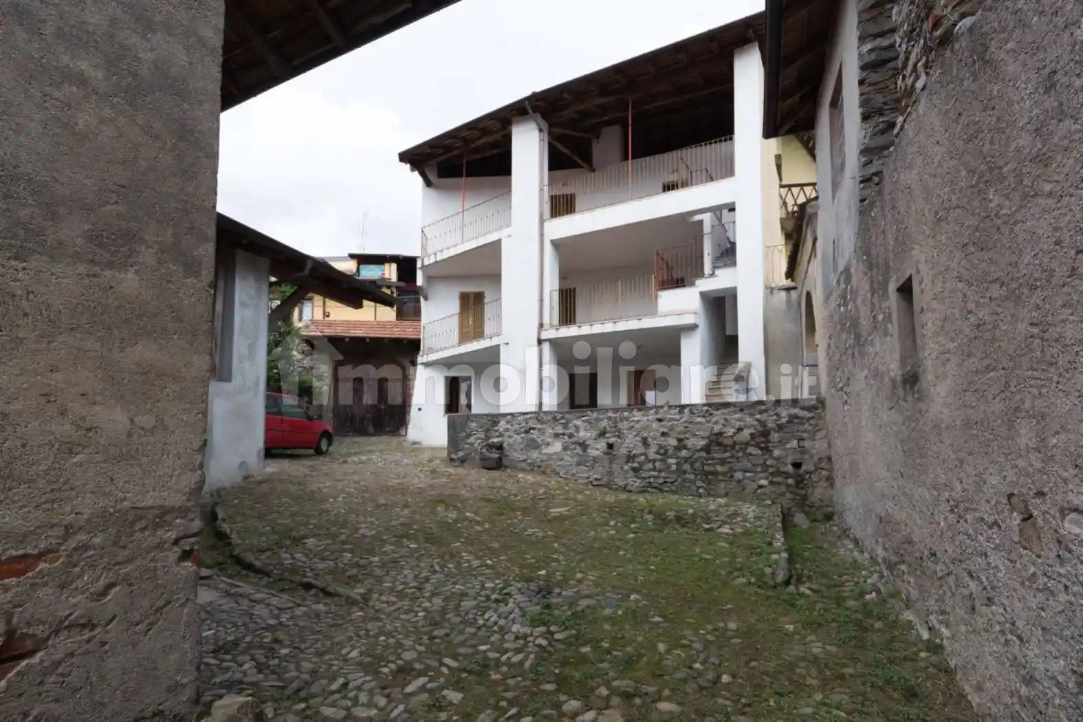 Palazzo - Edificio in vendita a Invorio