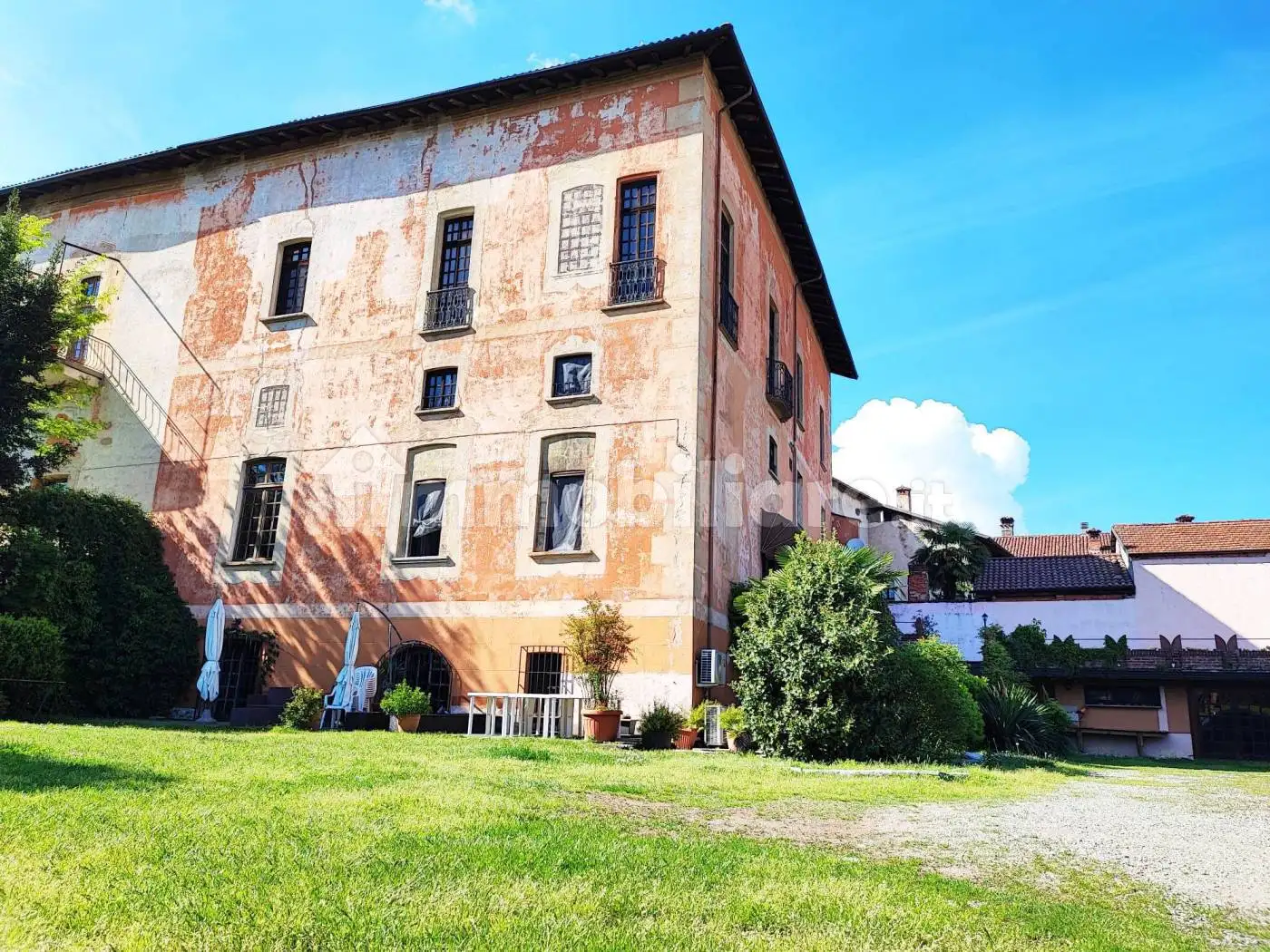 Palazzo - Edificio in vendita a Fontaneto d'Agogna