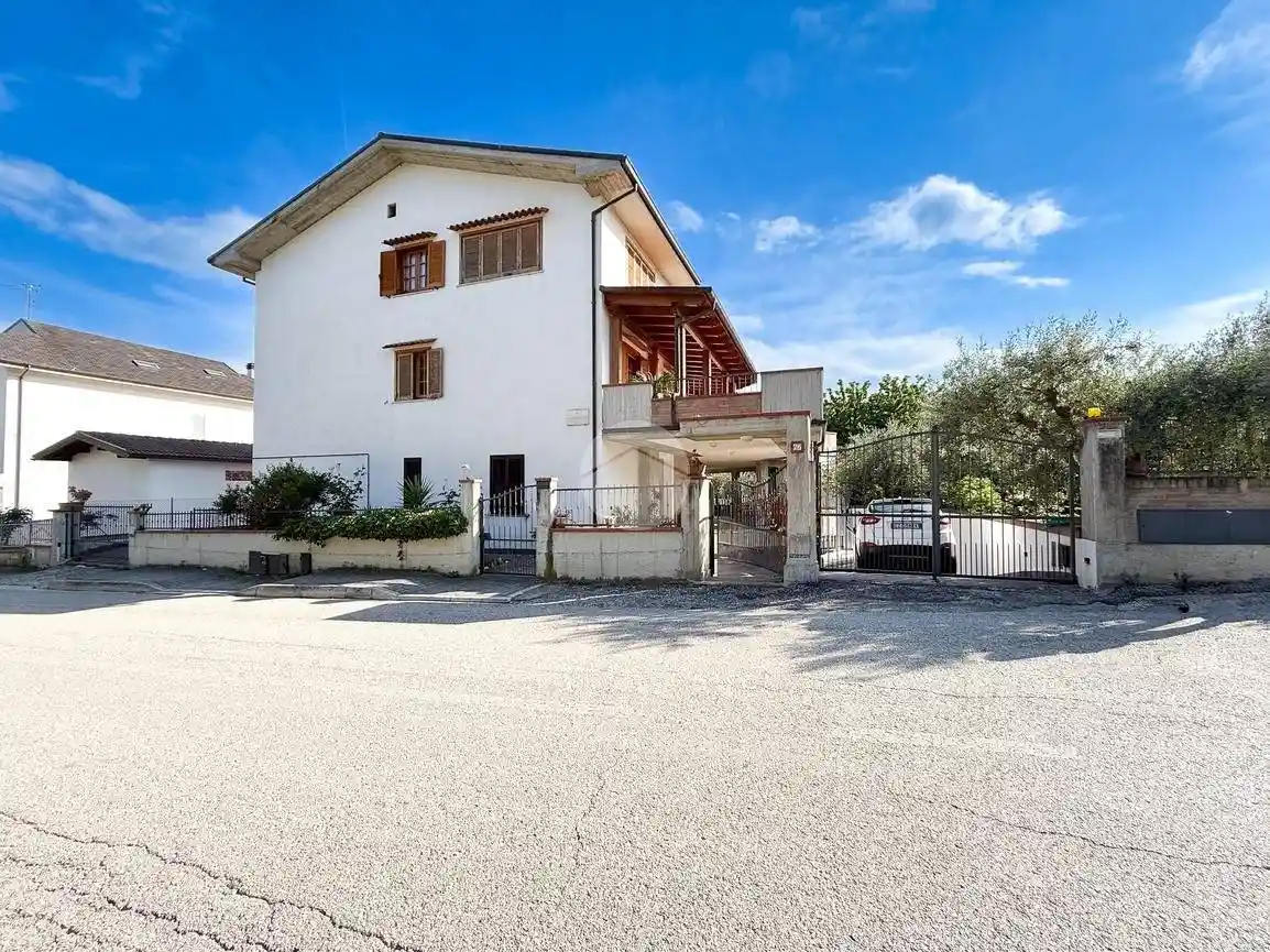 Villa bifamiliare viale della Resistenza 67, Centro, Teramo - foto 2