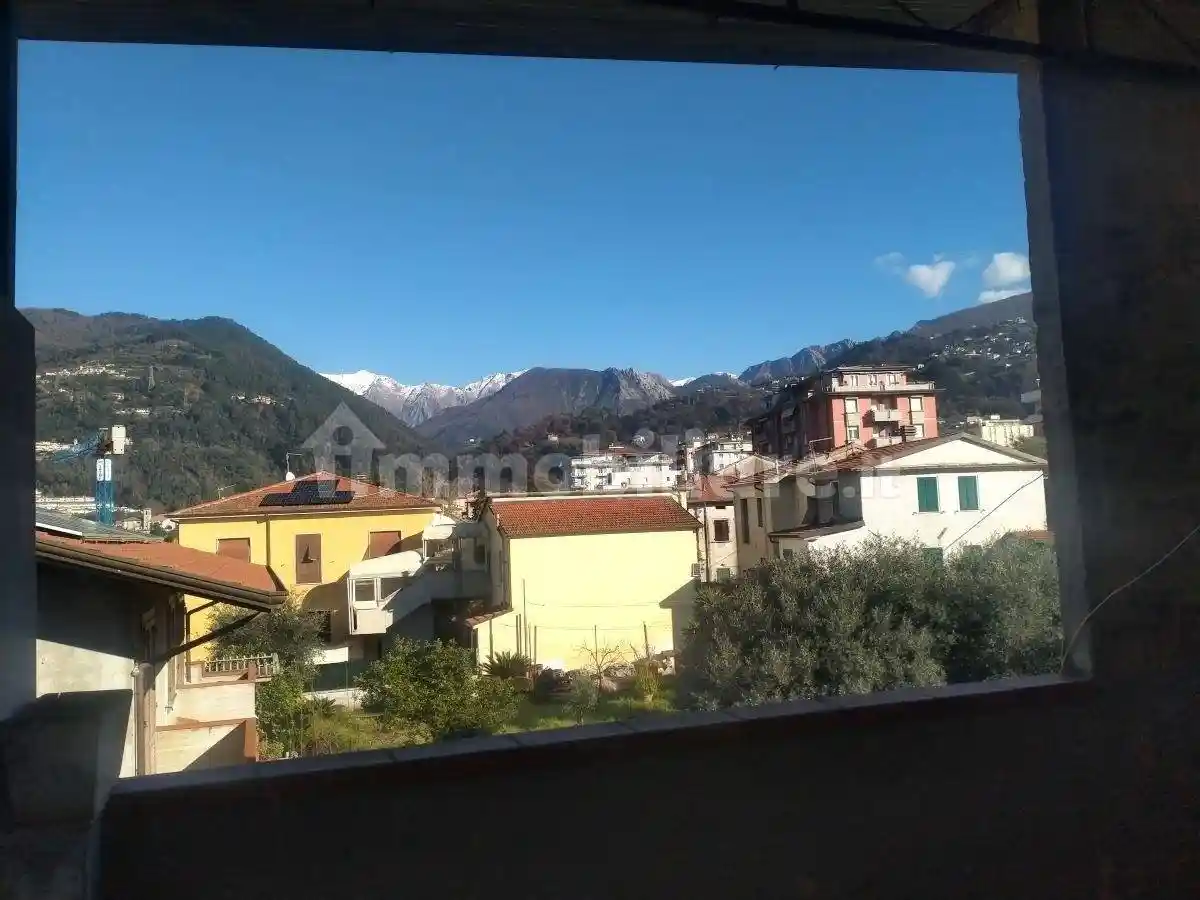 Casa indipendente in vendita a Massa