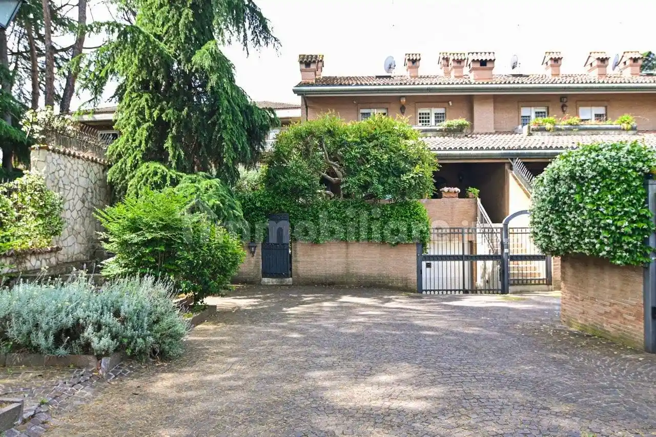 Villa plurifamiliare via Atimeto 53, Quarto Miglio, Roma - foto 2