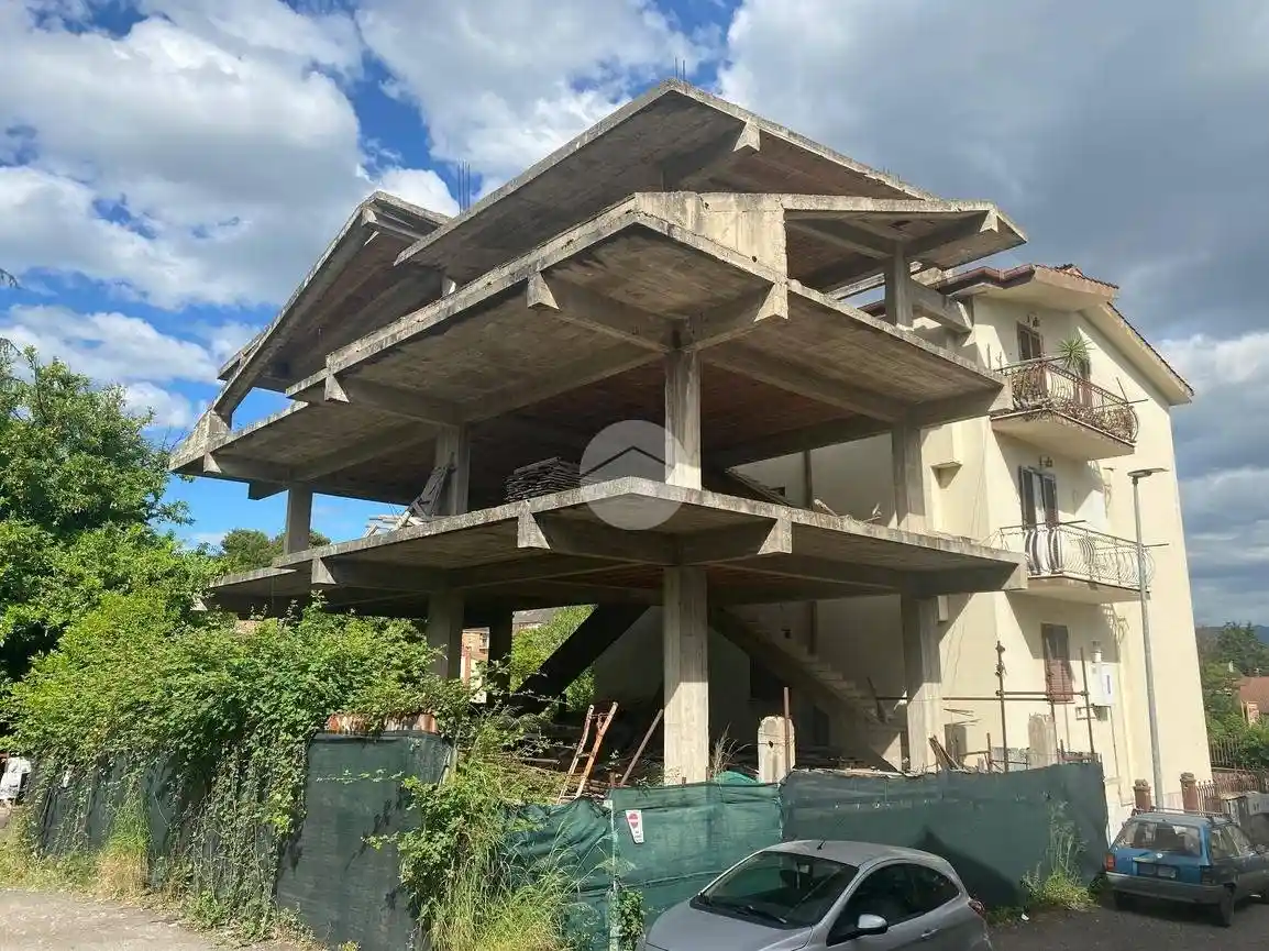 Palazzo - Edificio in vendita a Guidonia Montecelio