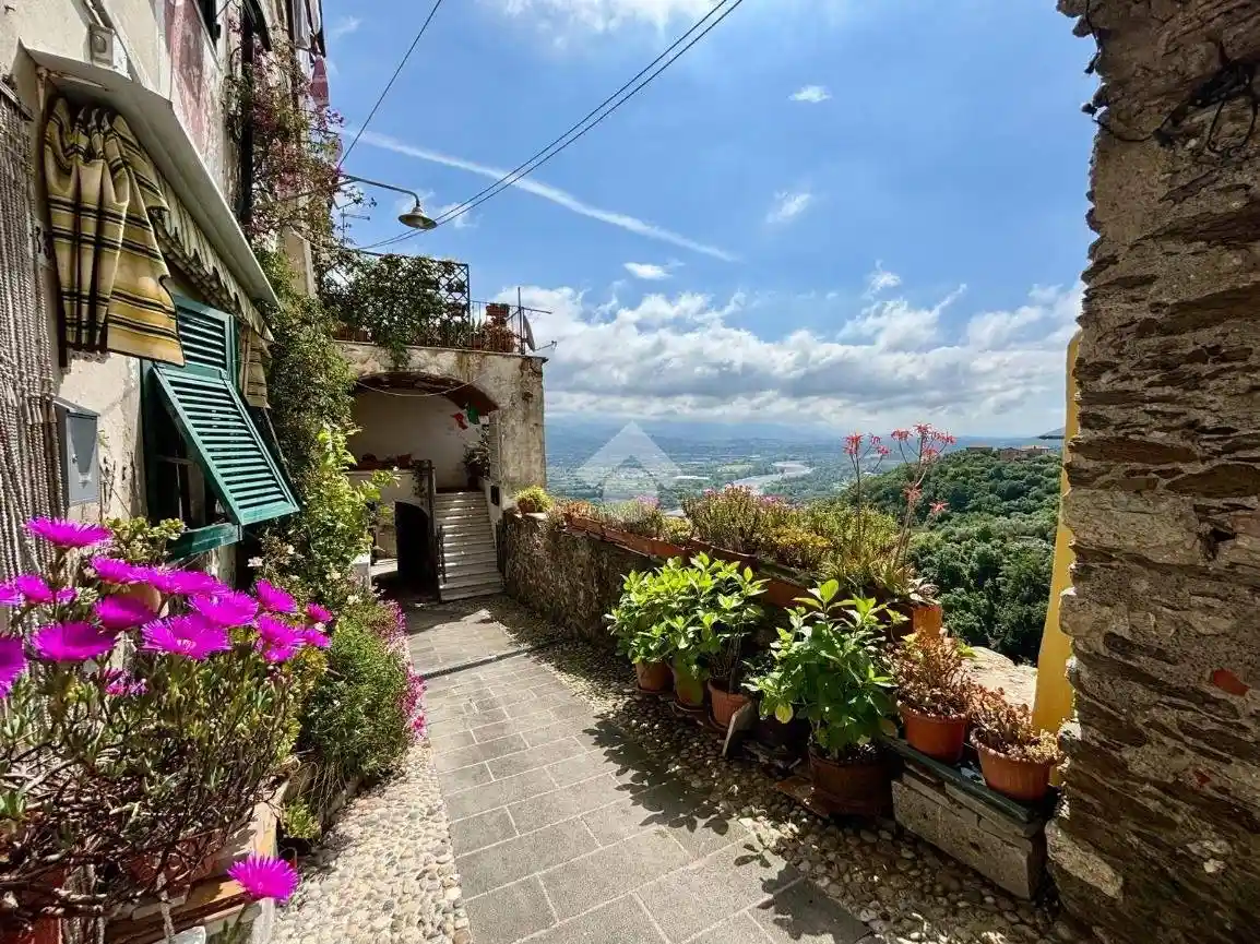 Appartamento in vendita a Vezzano Ligure