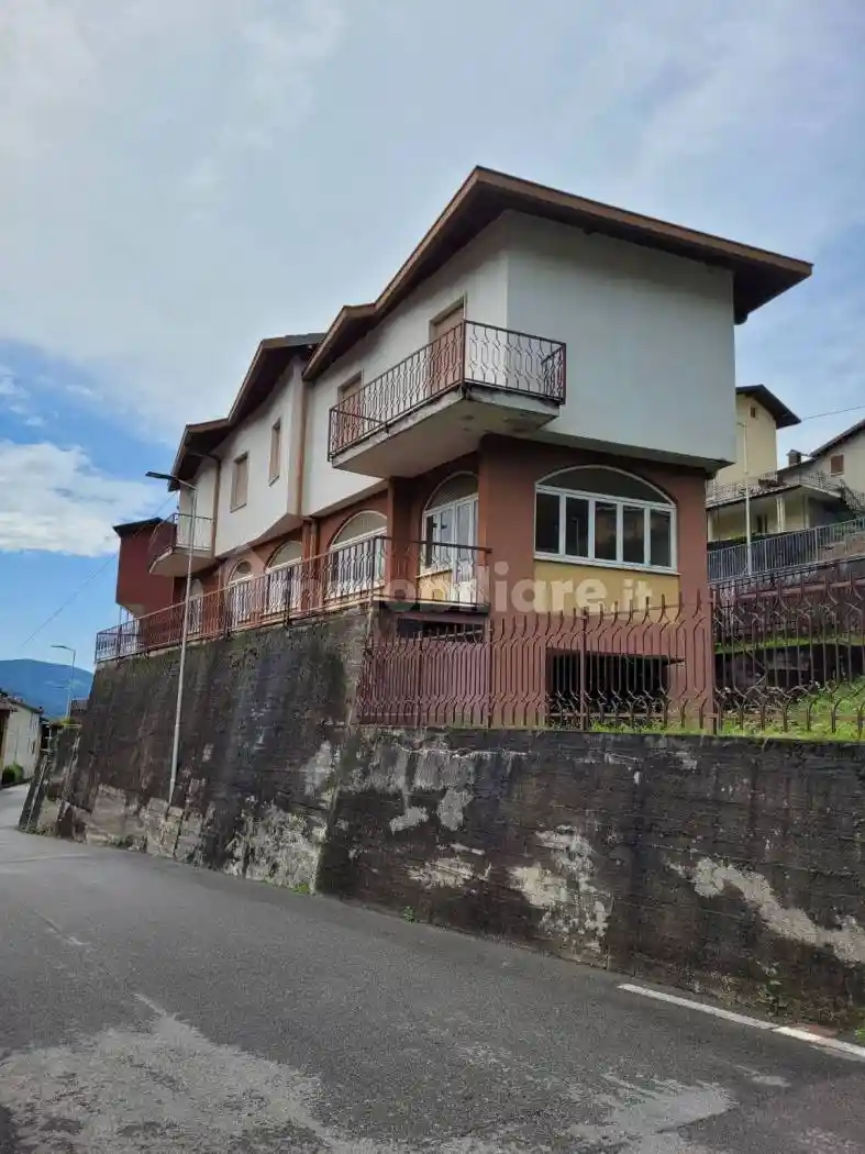 Villa in vendita a Gandino