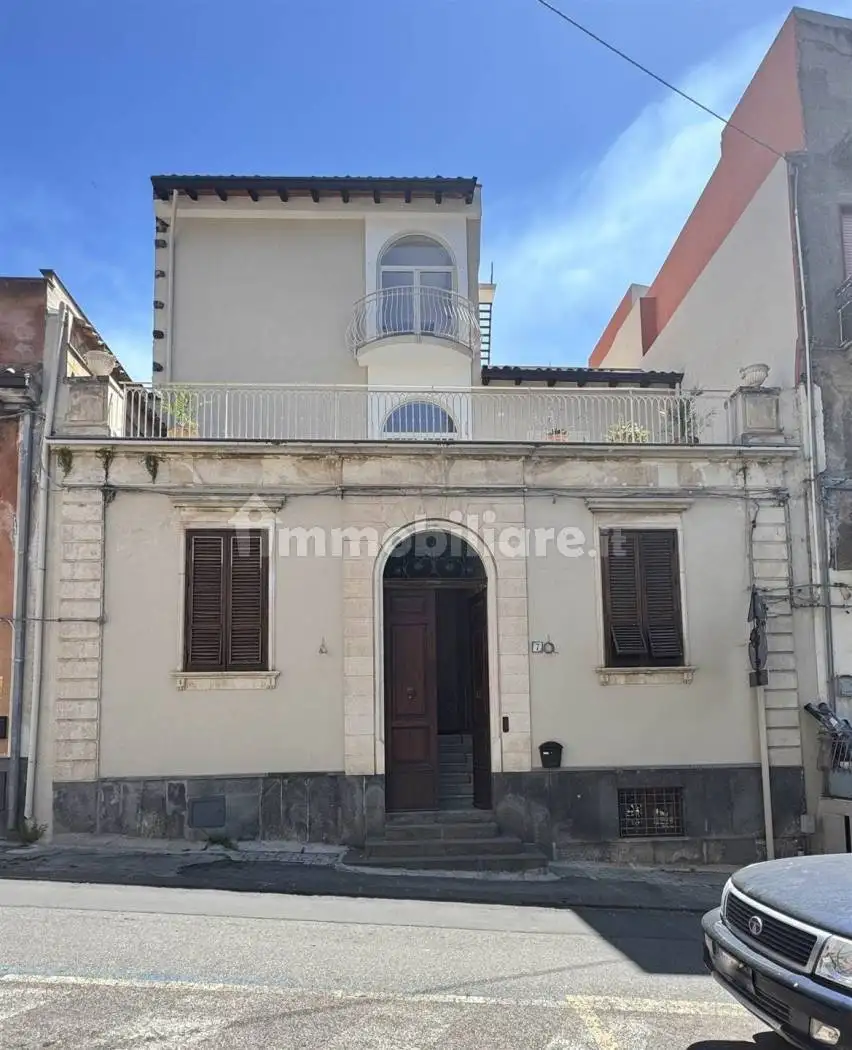 Casa indipendente in affitto a Santa Maria di Licodia