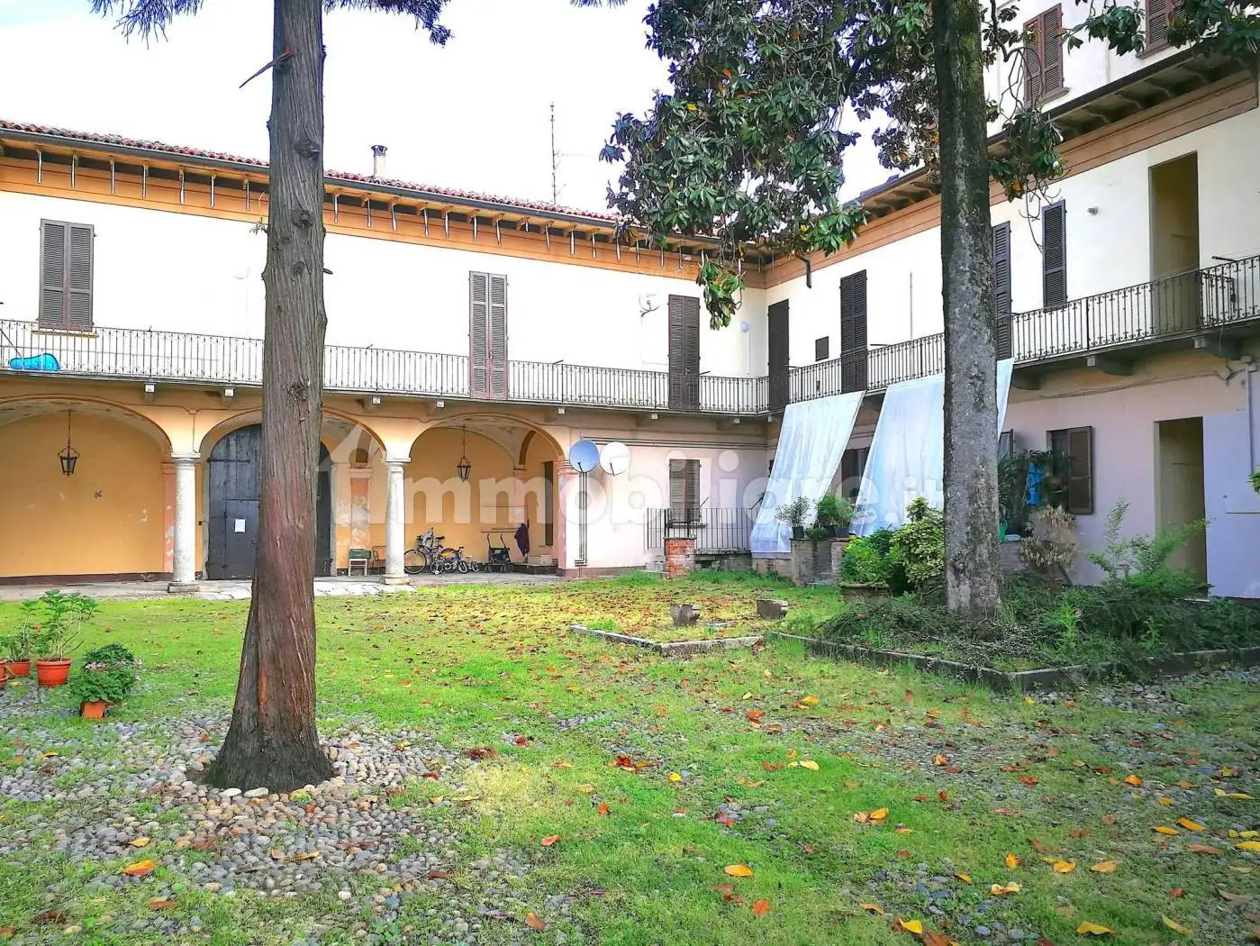 Palazzo - Edificio in vendita a Fara Novarese