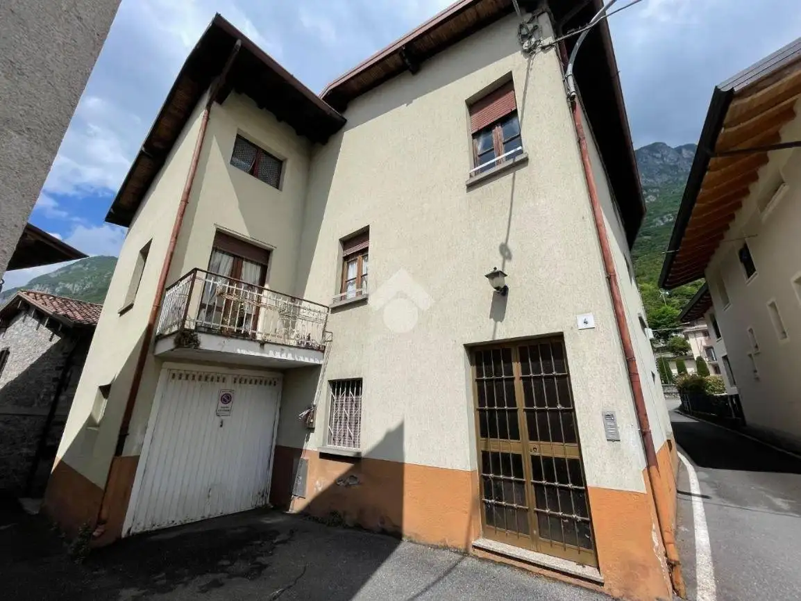 Casa indipendente in vendita a Rogno