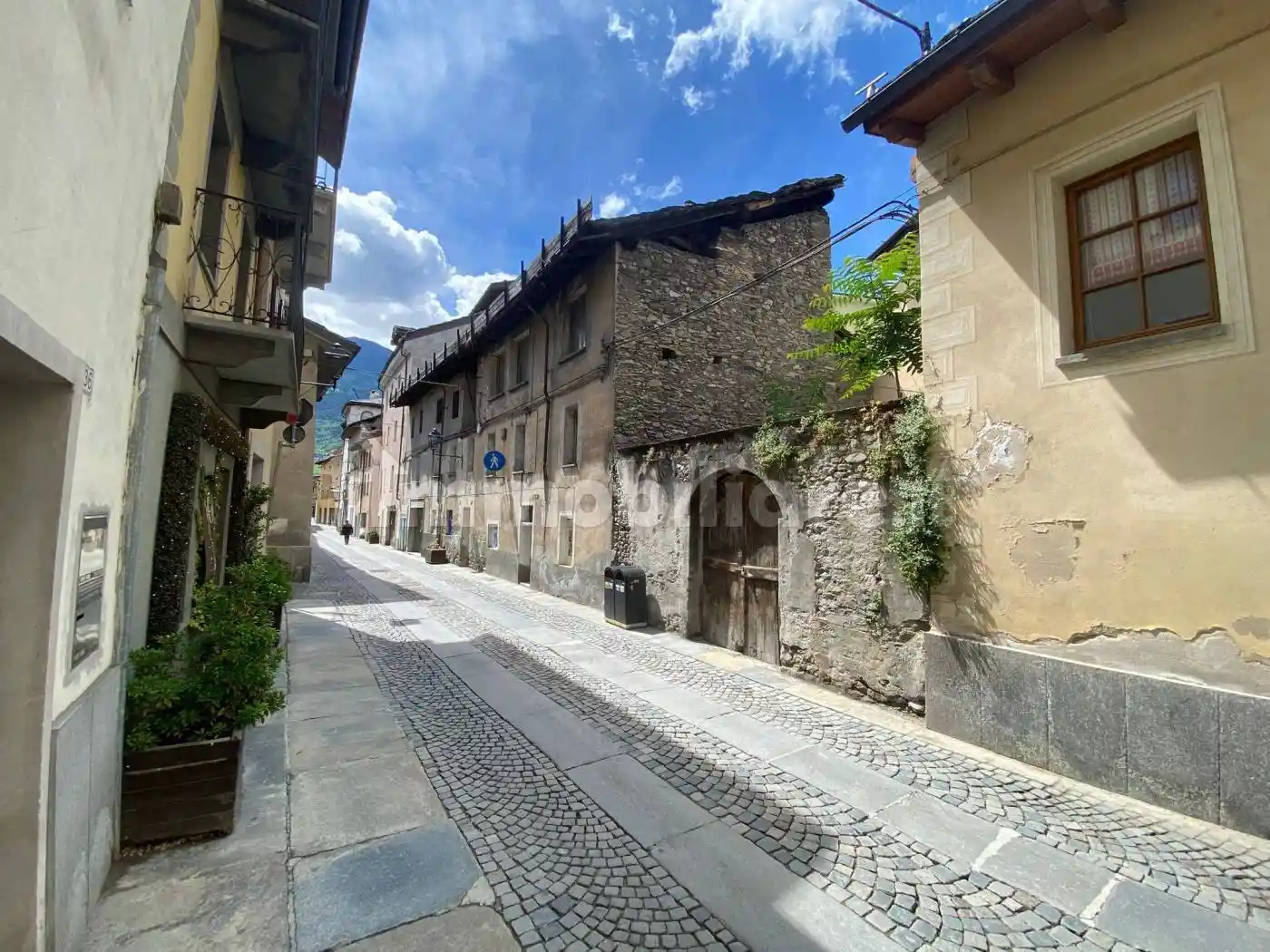 Palazzo - Edificio in vendita a Aosta