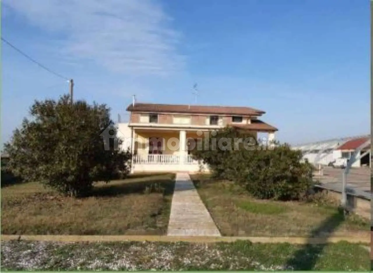 Villa in vendita a Serravalle a Po