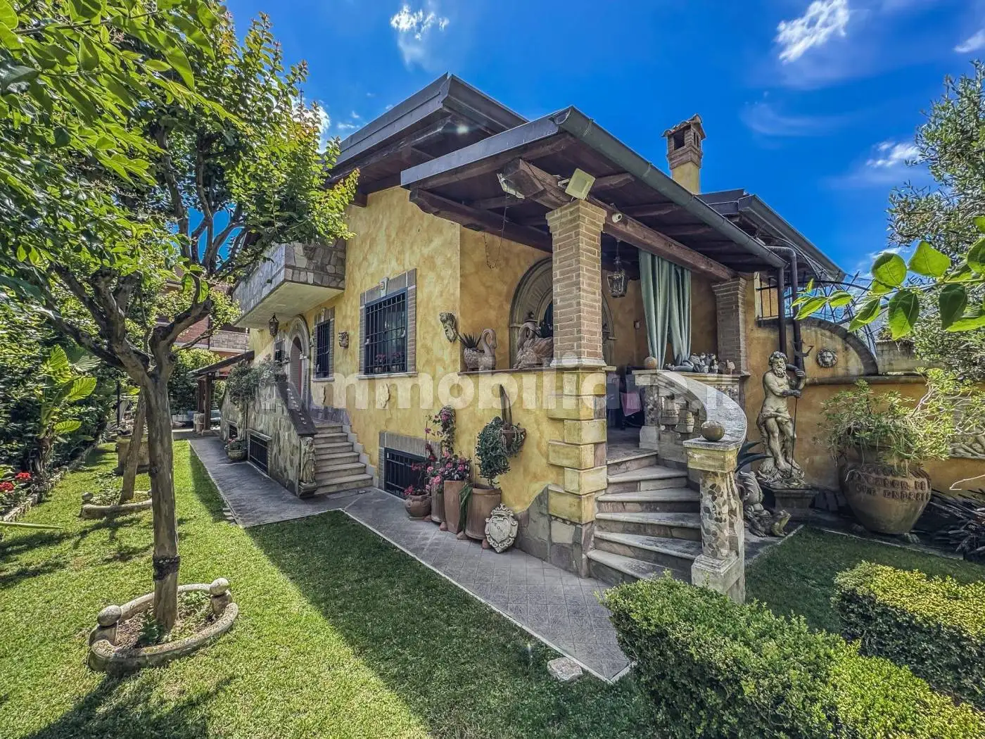 Villa plurifamiliare in vendita a Roma