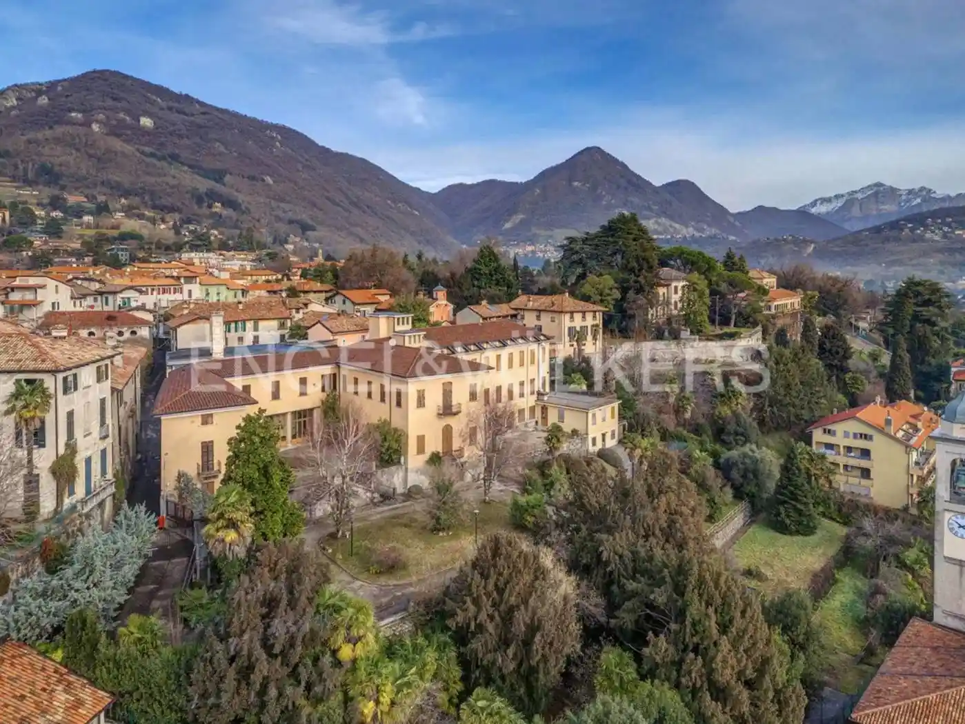 Palazzo - Edificio in vendita a Erba