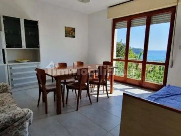 Appartamento in affitto a Stalettì