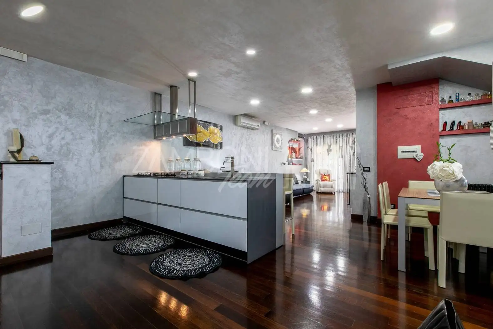 Villa plurifamiliare in vendita a Roma