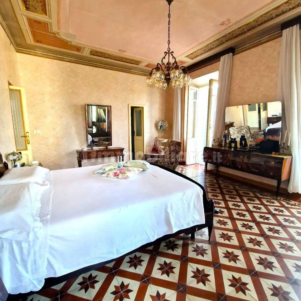 Palazzo - Edificio in vendita a Momperone