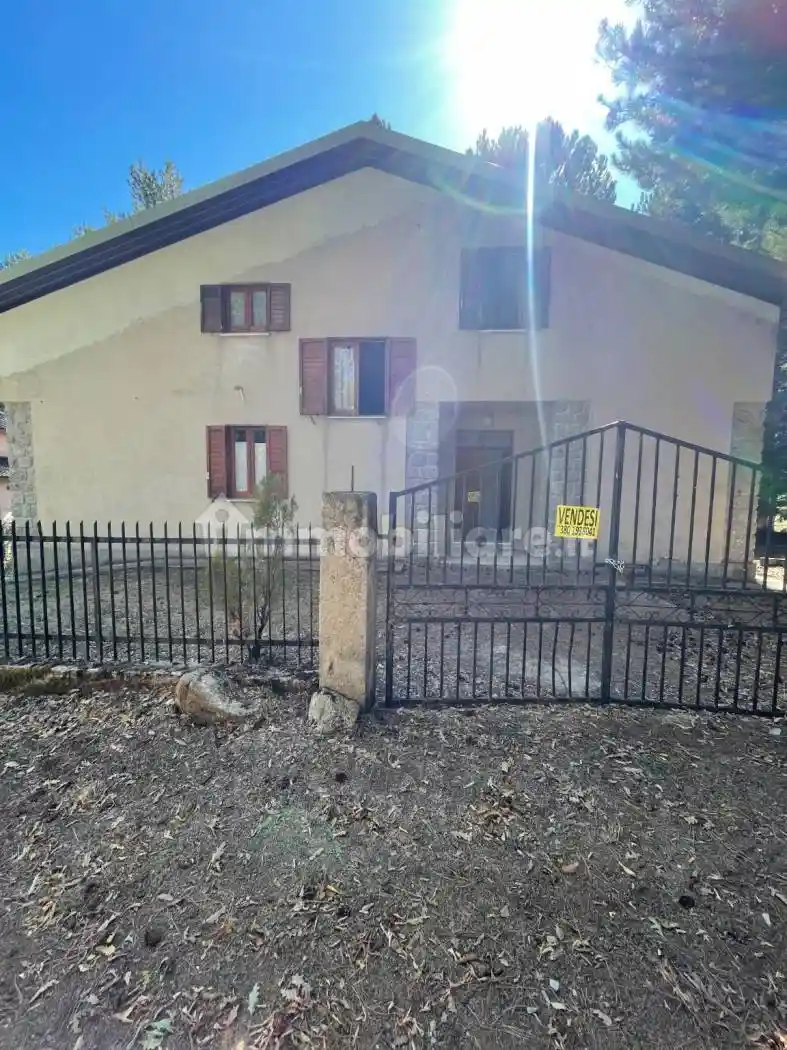 Palazzo - Edificio in vendita a Cotronei