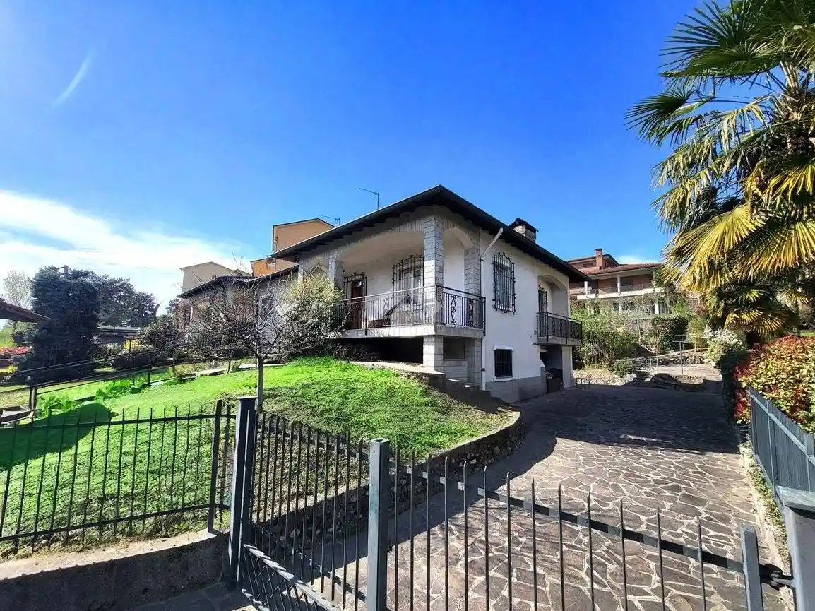 Villa in vendita a Besana in Brianza
