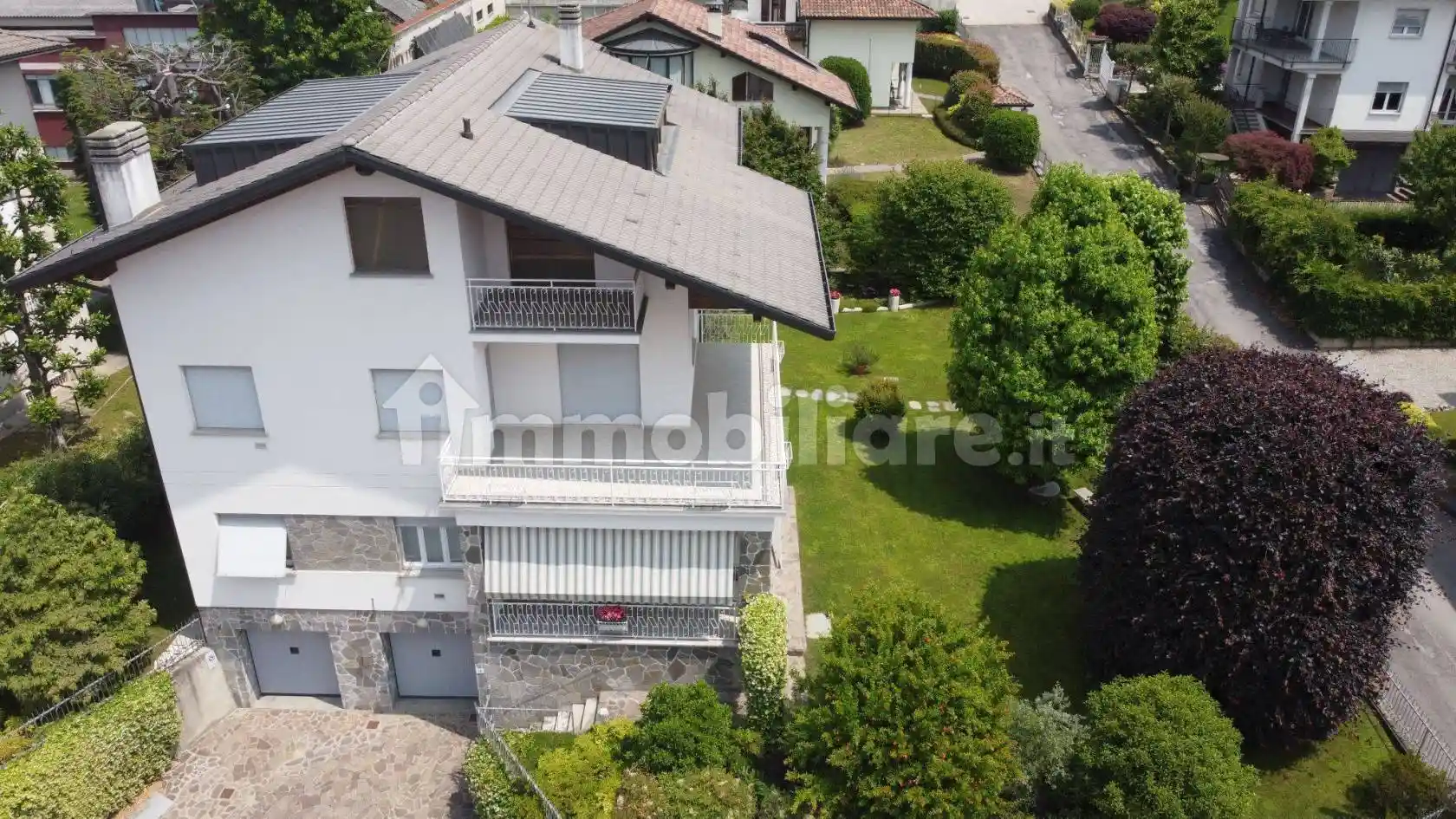 Villa in vendita a Carugo