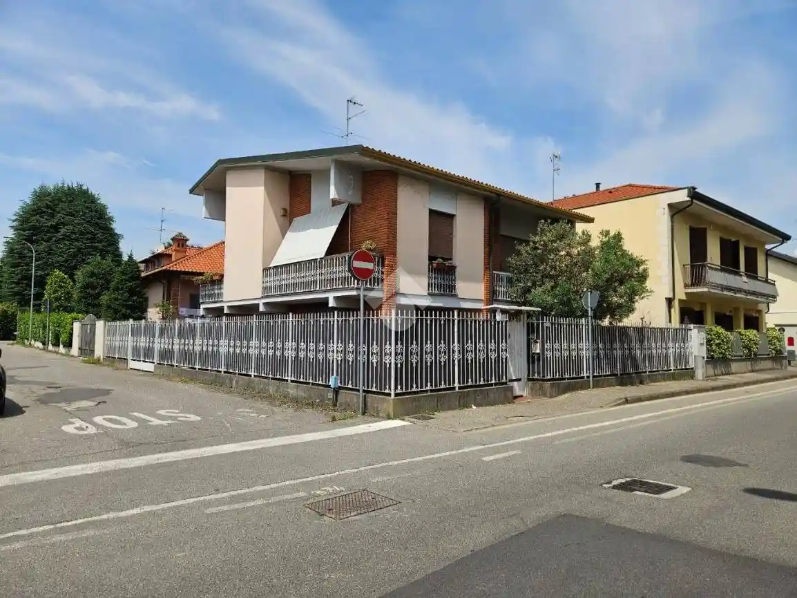 Villa in vendita a Robecco sul Naviglio