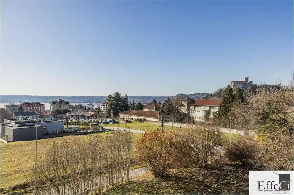 Villa in vendita a Angera