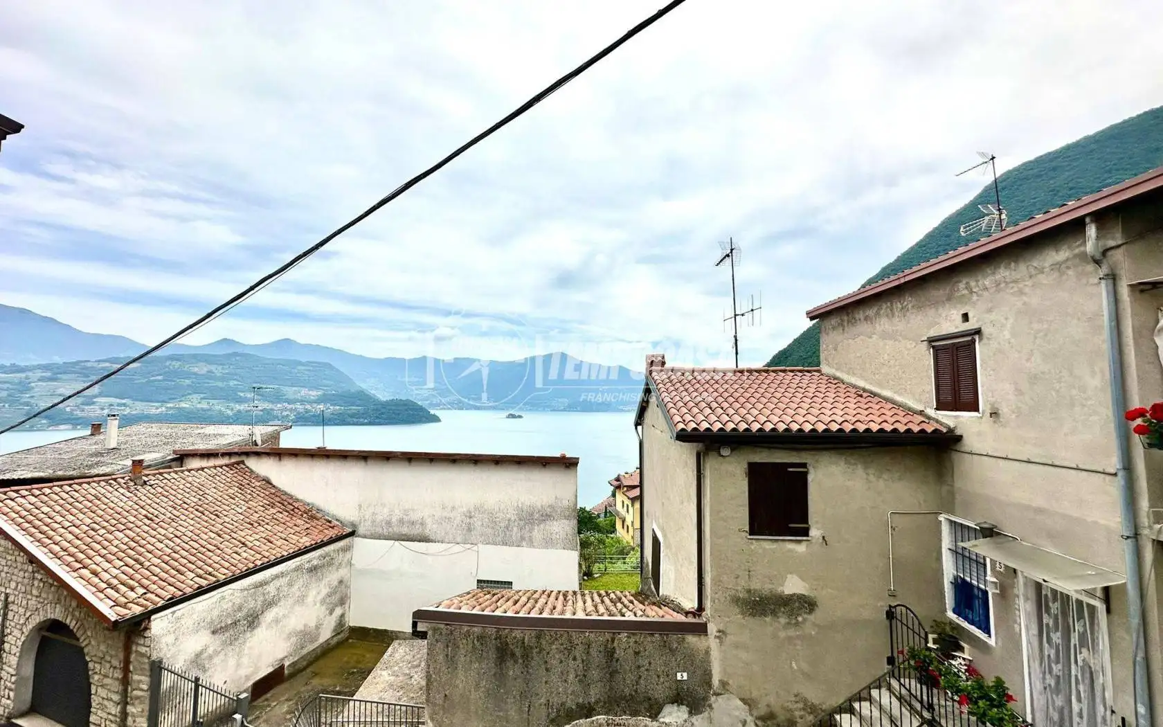 Casa indipendente in vendita a Tavernola Bergamasca