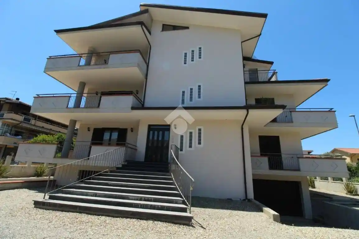 Trilocale via U. Foscolo 14, Taverna, Montalto Uffugo - foto 2