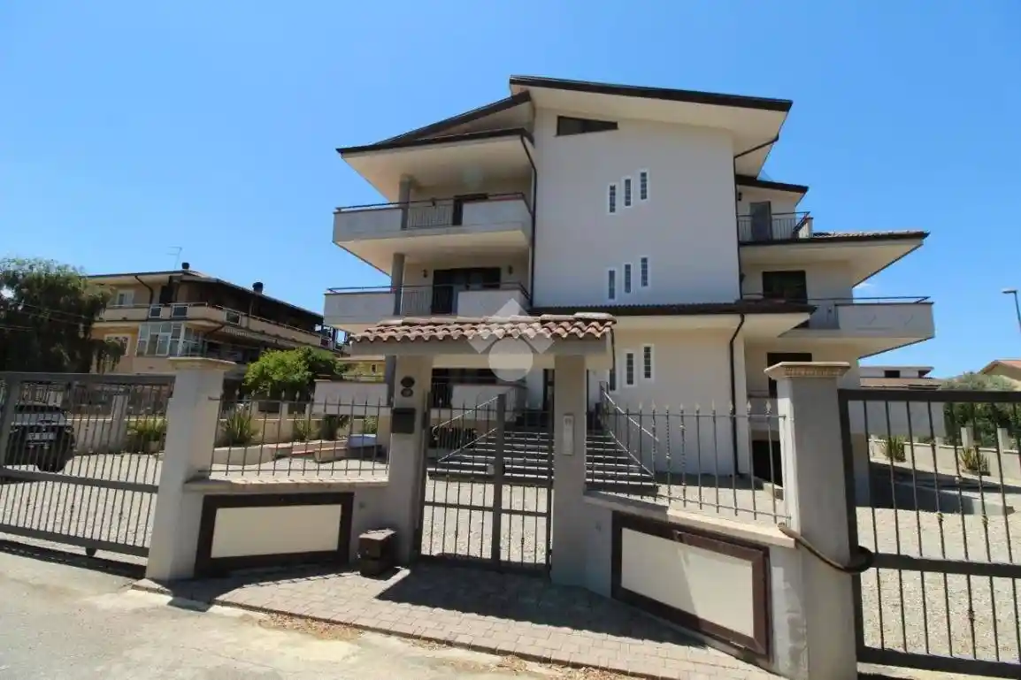 Trilocale via U. Foscolo 14, Taverna, Montalto Uffugo - foto 3