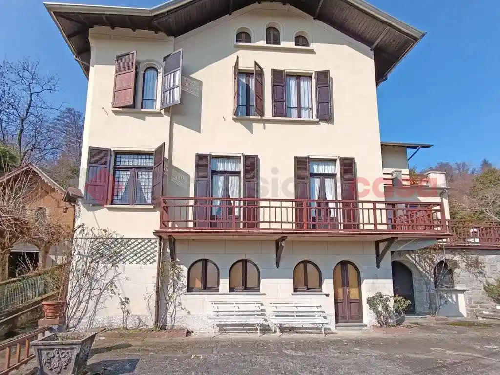 Villa in vendita a Nebbiuno