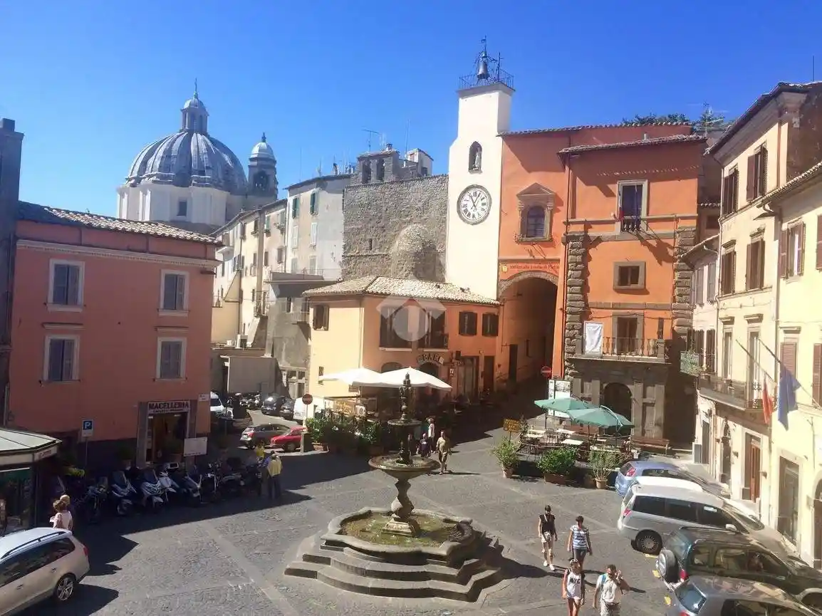 Palazzo - Edificio in vendita a Montefiascone