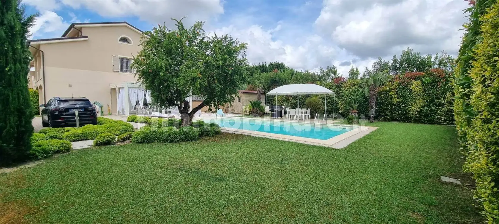 Villa in vendita a Cascina