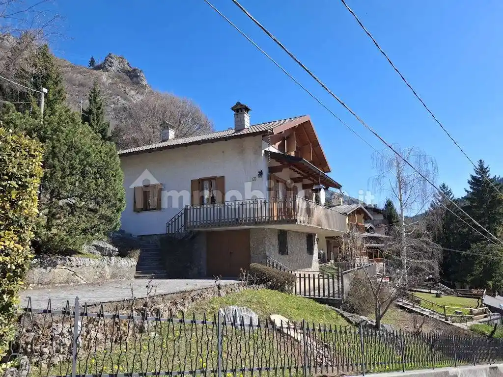 Villa in vendita a Castione della Presolana