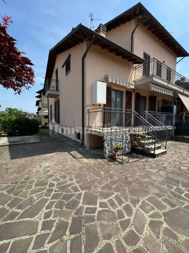 Villa in vendita a Sannazzaro de' Burgondi