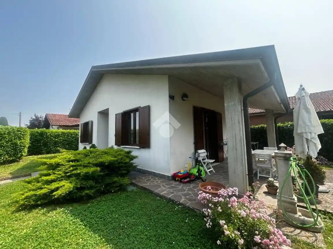 Villa in vendita a Lomagna