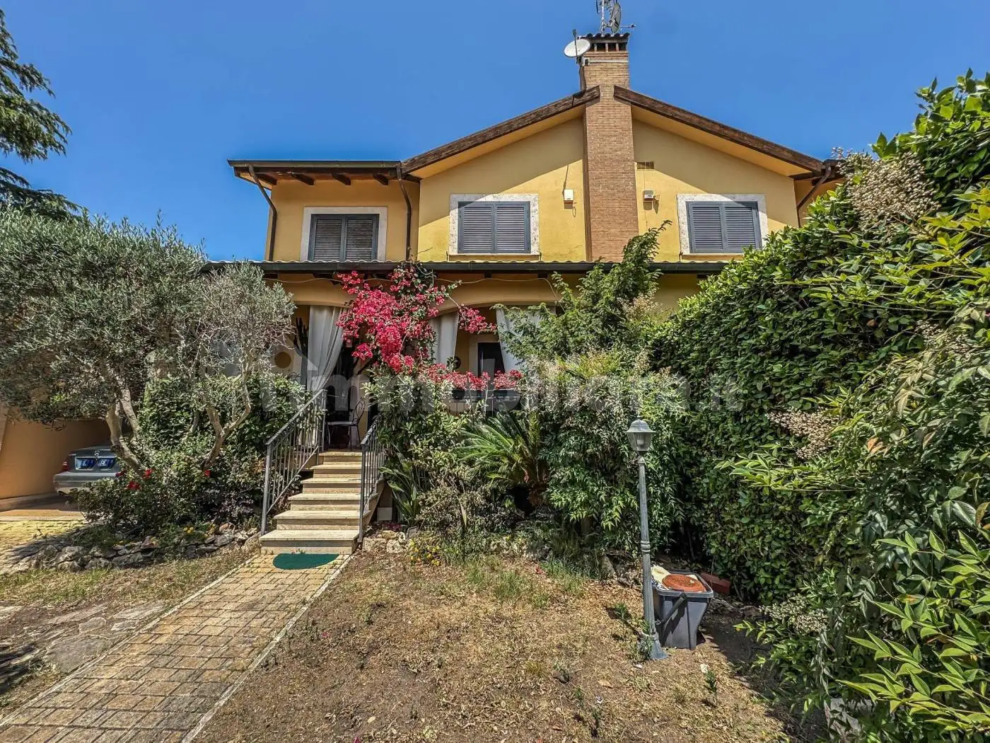 Villa plurifamiliare in vendita a Roma