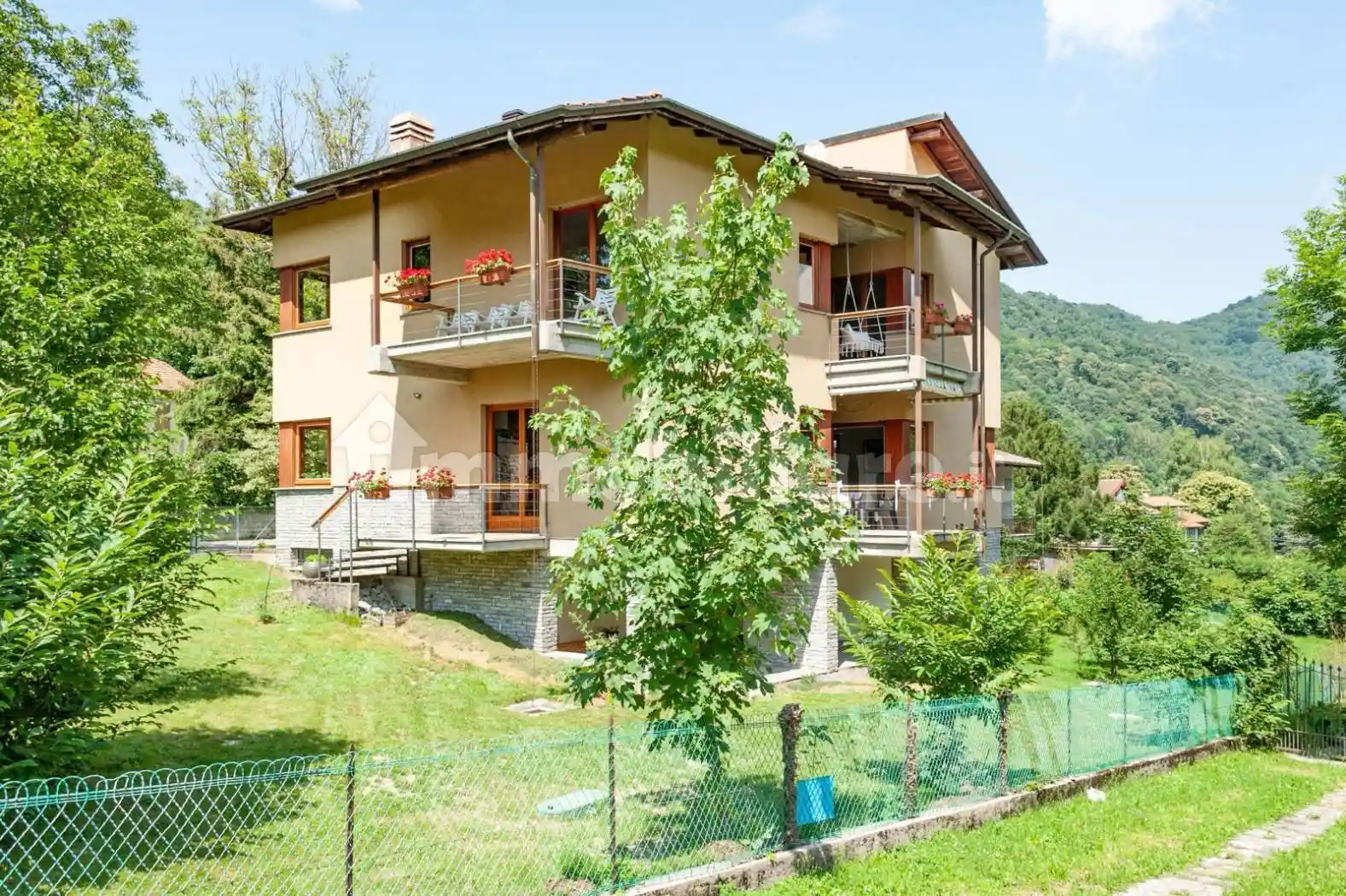 Villa in vendita a Laveno-Mombello